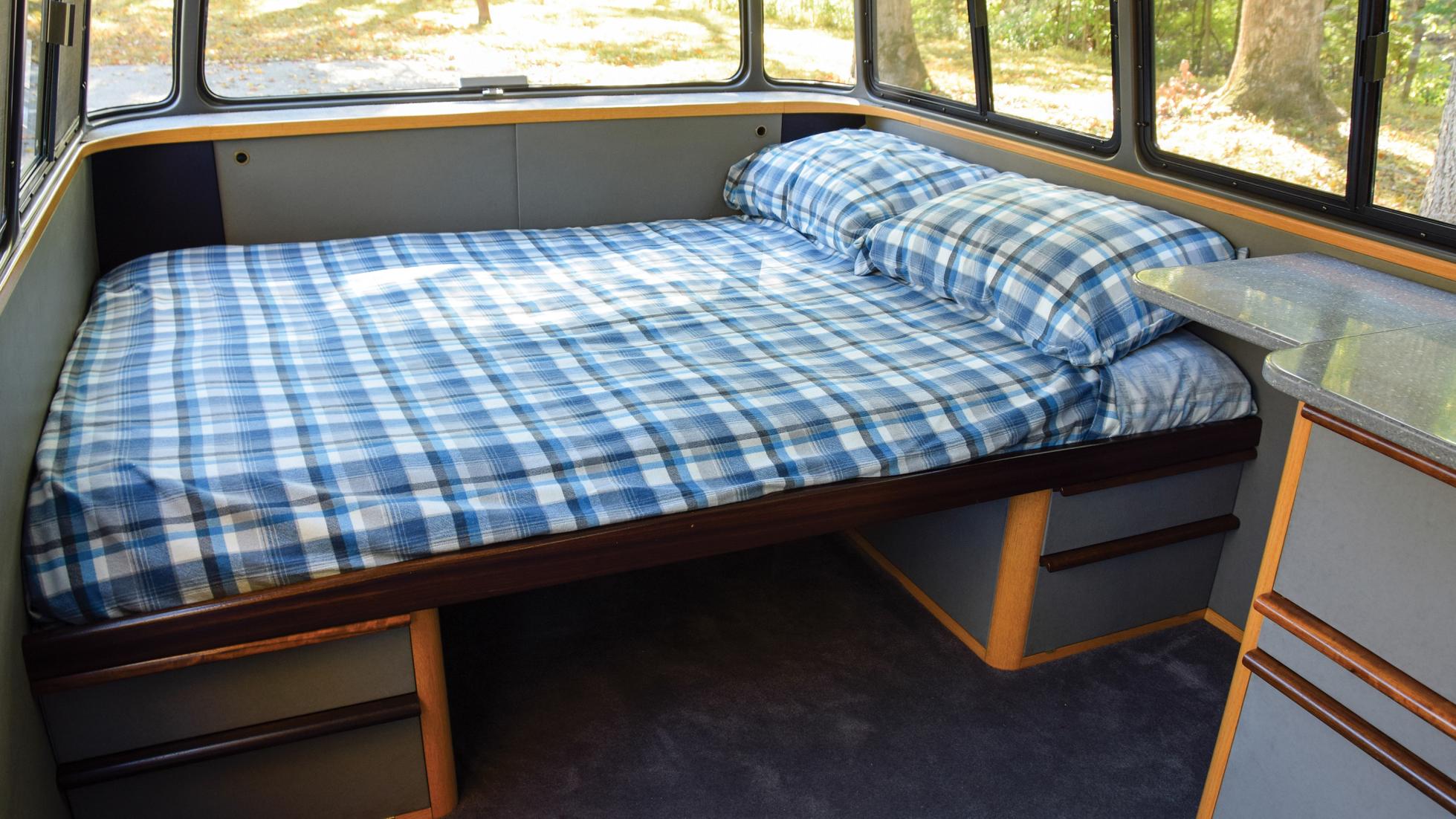 Mercedes Camper - Bed