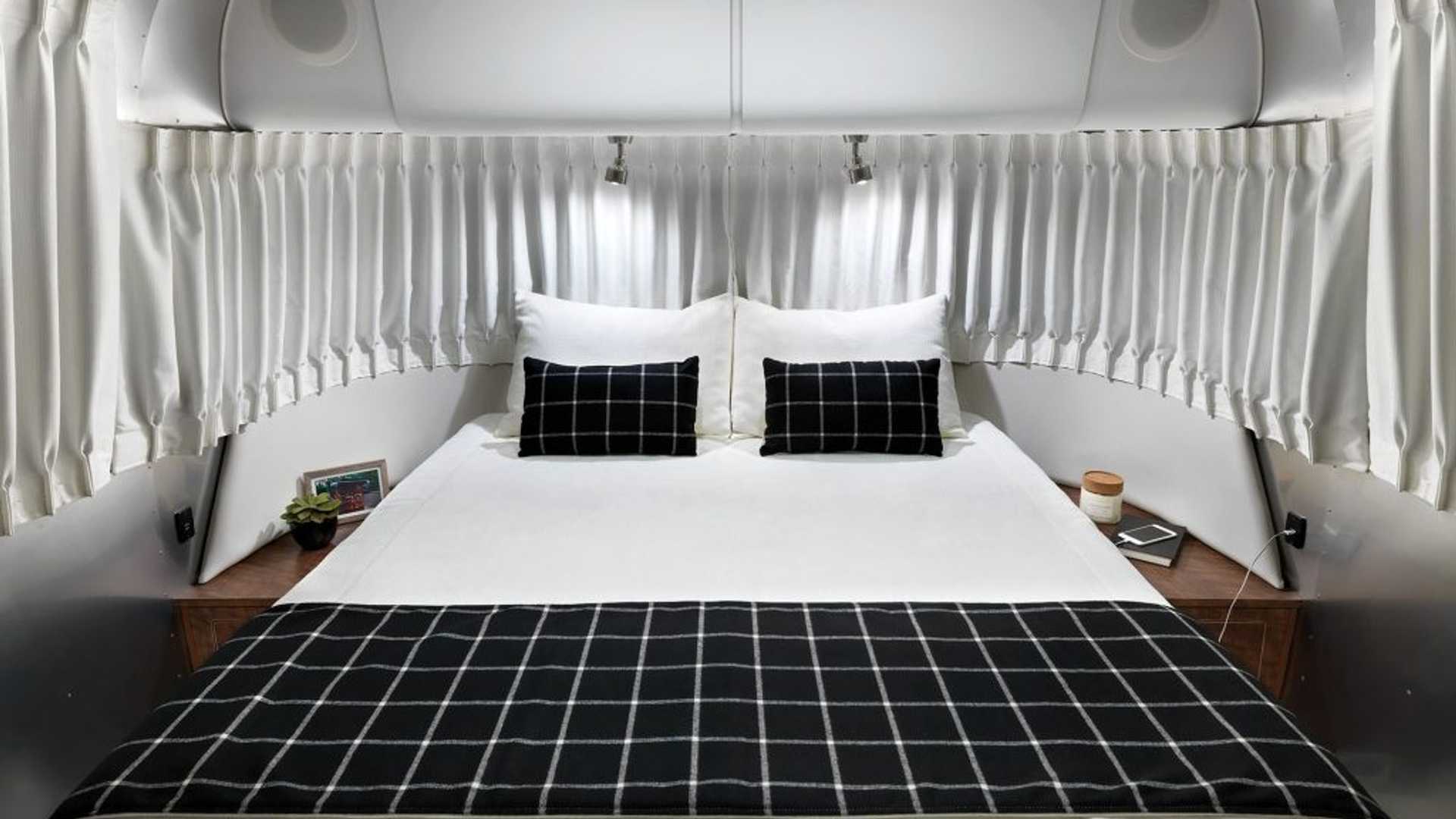 airstream-globetrotter-30rbq-bed