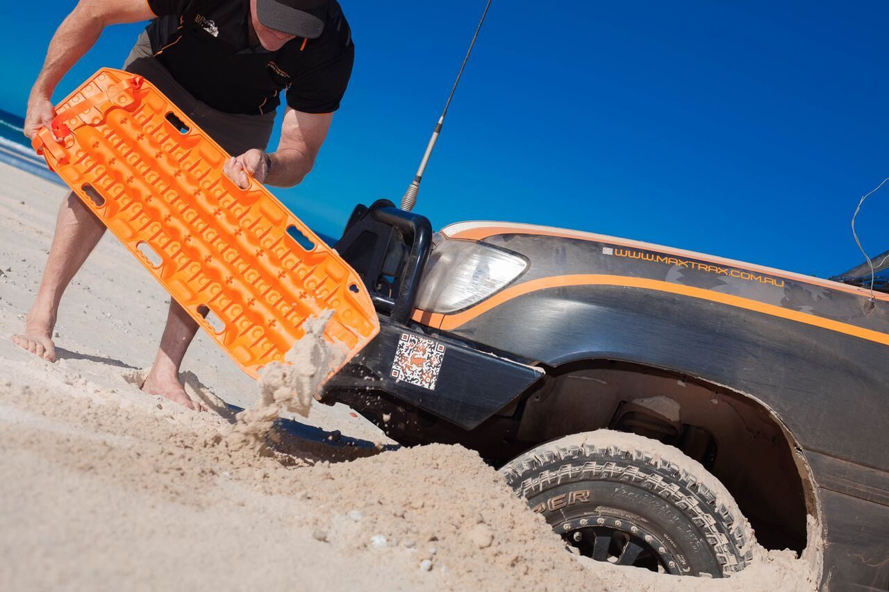 MaxTrax_Shovel_Feature_MKII_Stuck_in_Sand
